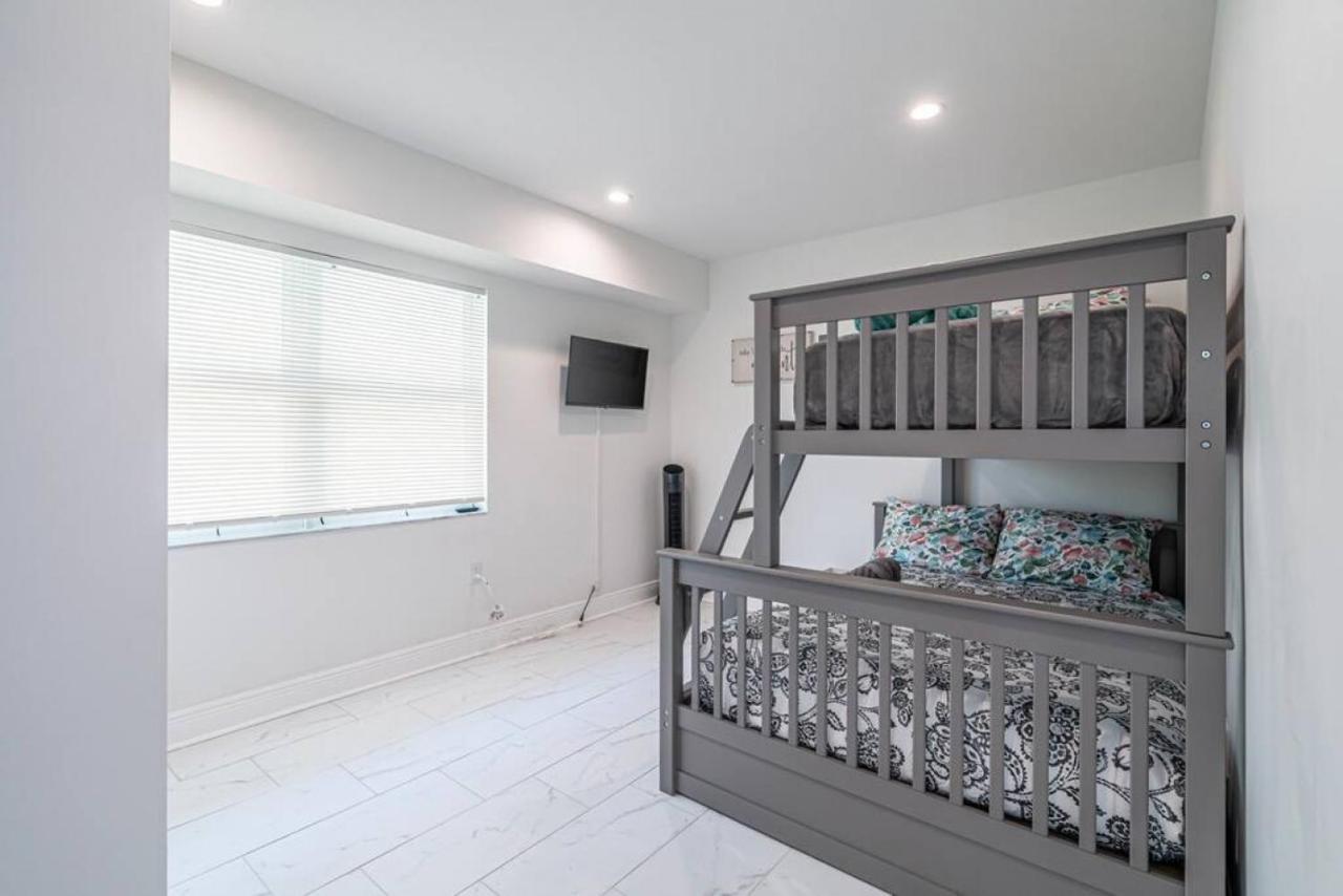 The Purple Pelican Beachfront With Ocean Balcony Unit 1 Сasa de vacaciones *