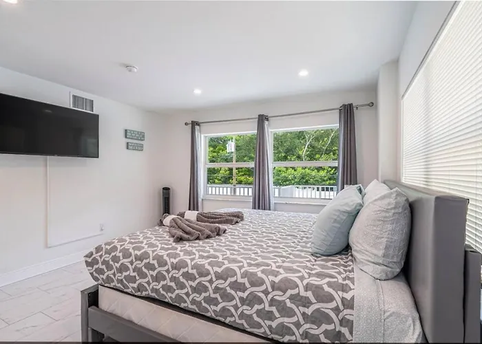 The Purple Pelican Beachfront With Ocean Balcony Unit 1
