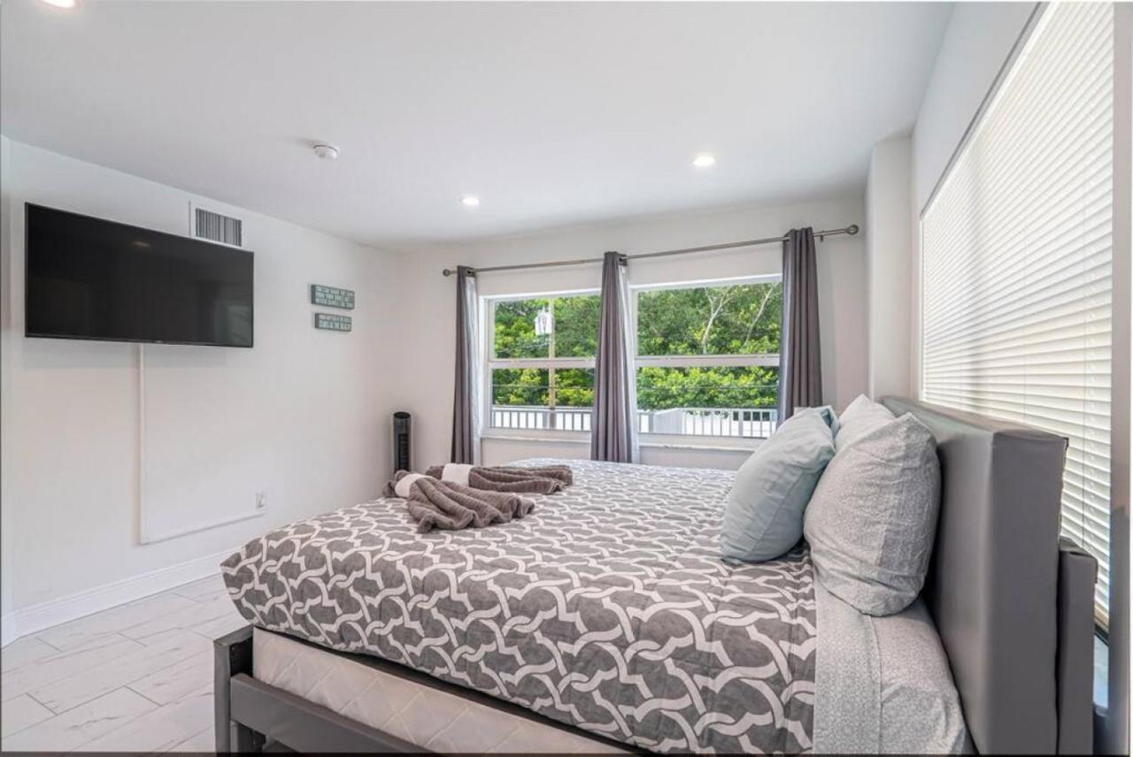 The Purple Pelican Beachfront With Ocean Balcony Unit 1 Ferienhaus *