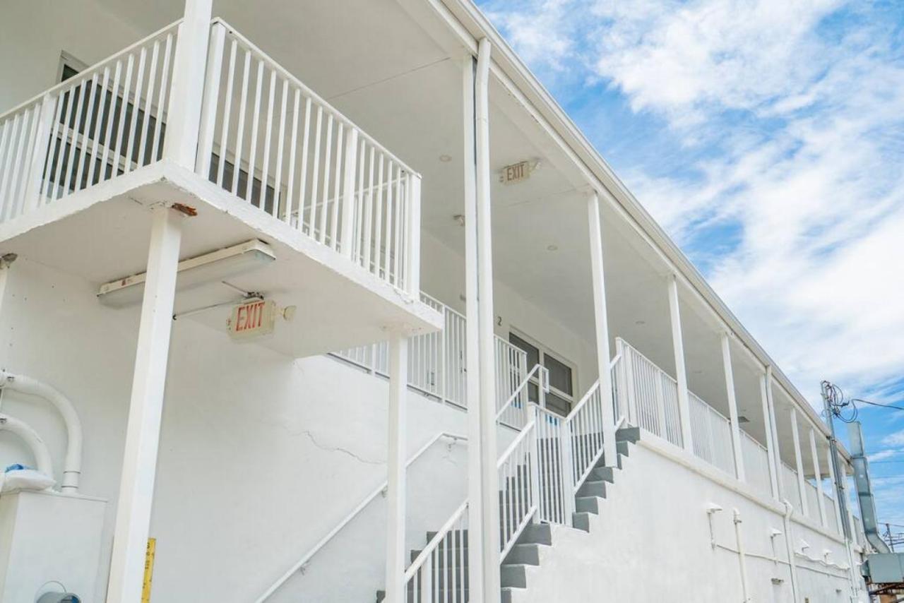 The Purple Pelican Beachfront With Ocean Balcony Unit 1 Ferienhaus *